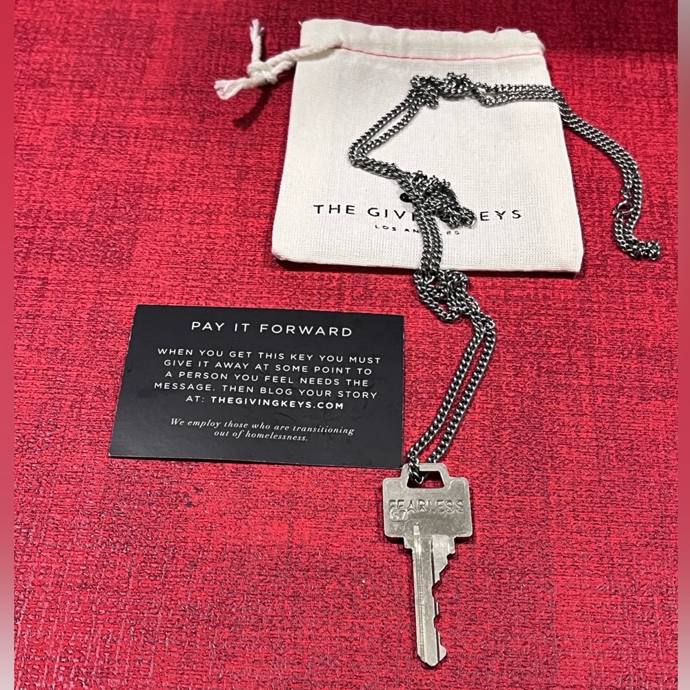THE GIVING KEY VINTAGE AUTHENTIC CHAIN & KEY WITH THE WORD ‘FEARLESS’ ON KEY - Picture 6 of 9